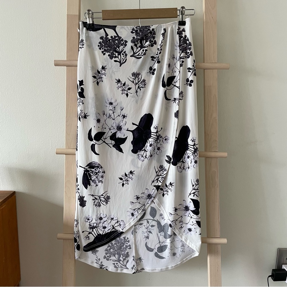 NWT Gilli Floral Midi Skirt Size Small